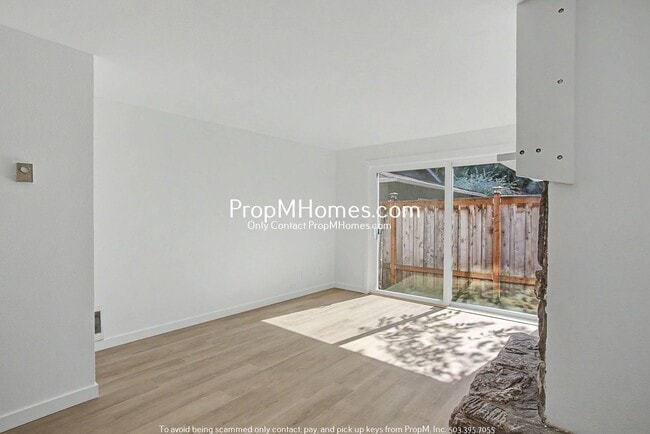 Building Photo - Updated Two Bedroom Duplex in Sellwood - Garage Included!