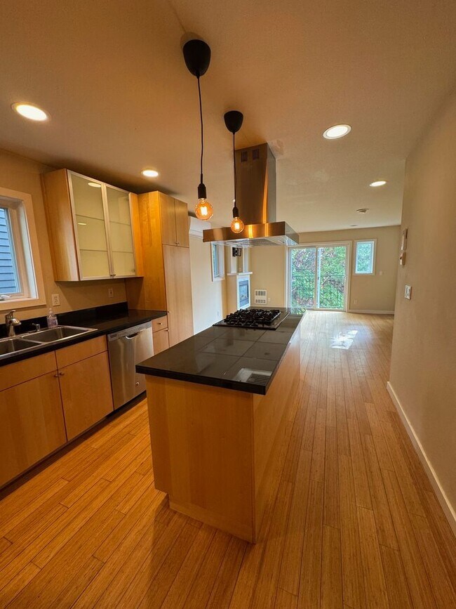 Building Photo - 3bd/2.5ba Seattle Townhouse