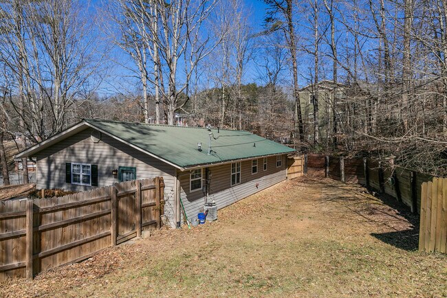 Spacious Backyard - 963 Happy Hollow Rd