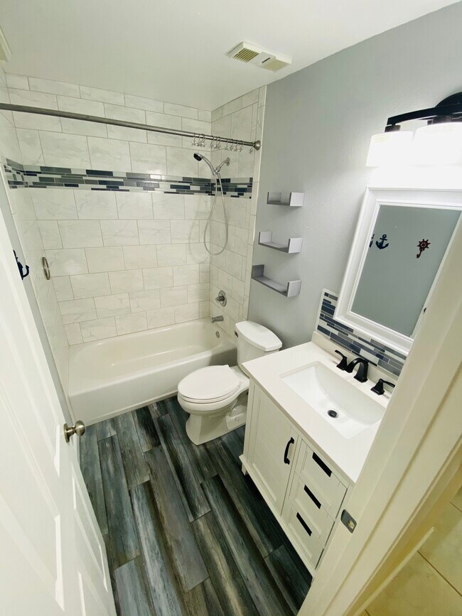 Baño renovado - 3163 Charter Club Dr