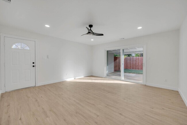 Foto del edificio - 9678 Lake Natoma Dr