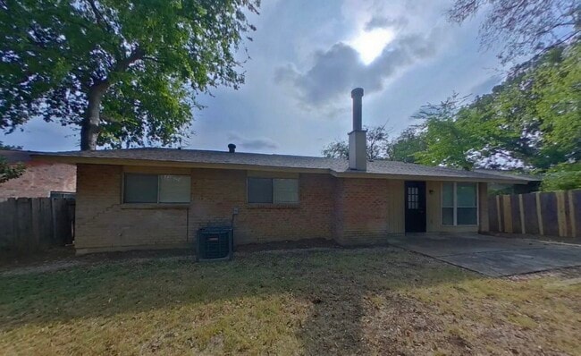 Building Photo - AVAILABLE NOW READY TO MOVE IN