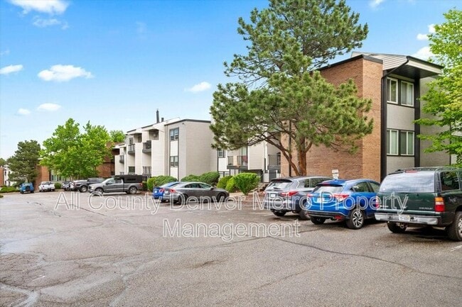 Building Photo - 1400 Golden Cir