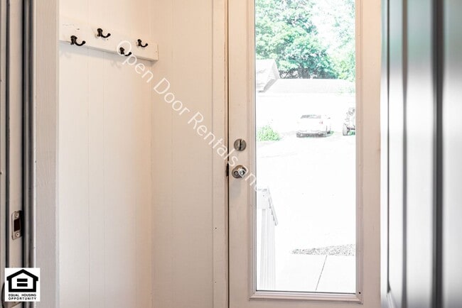 Building Photo - Newly remodeled 2 bedroom home!