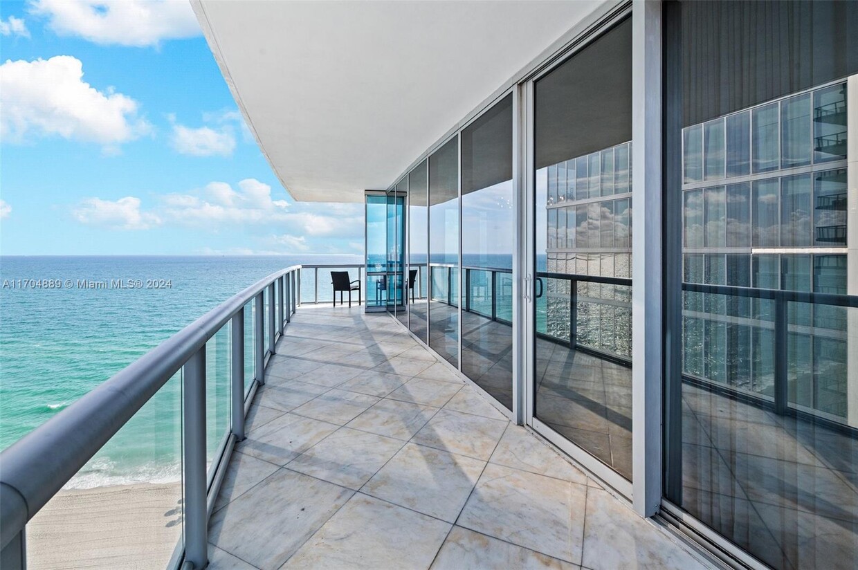 Foto principal - 17121 Collins Ave