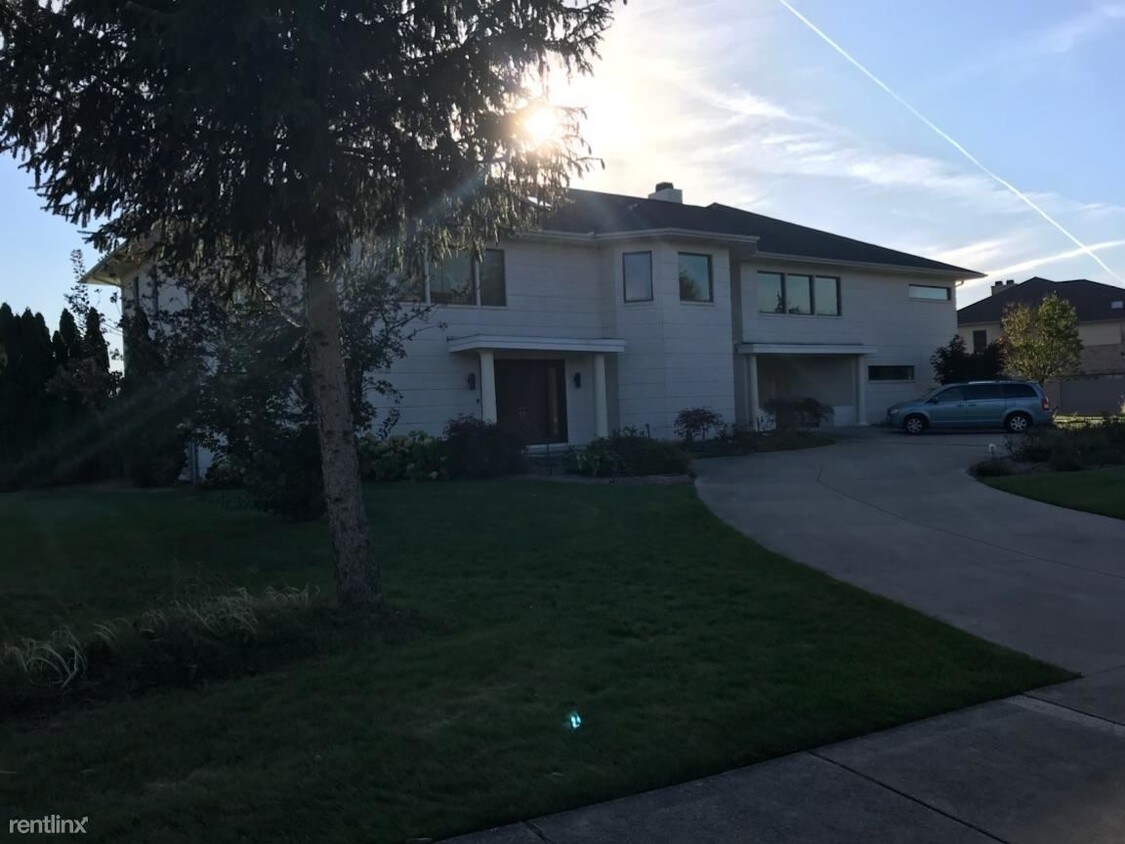 Primary Photo - 9 E Grove Ct