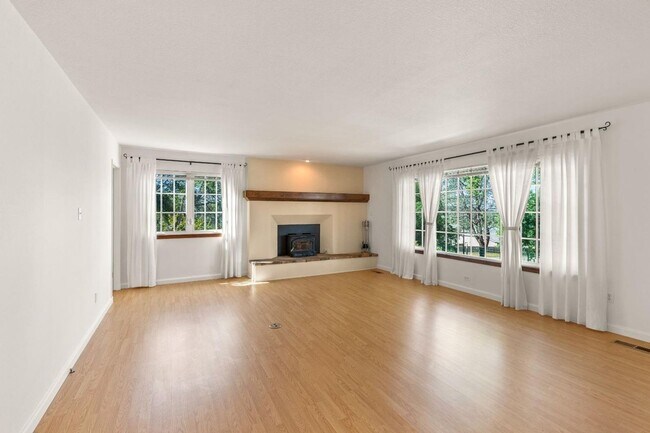 Foto del edificio - 21495 Armstrong Rd