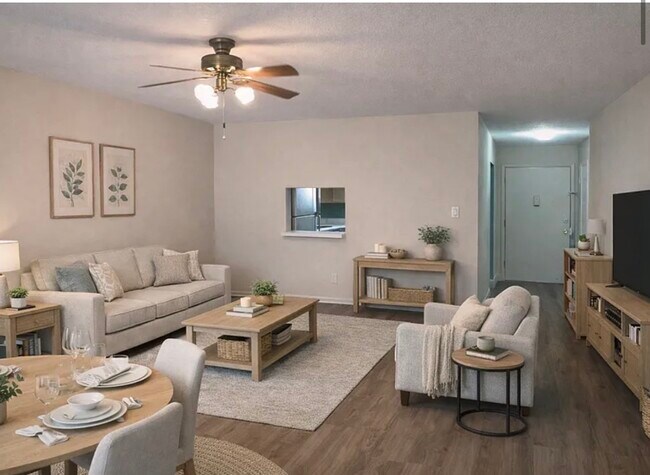 Amplia sala de estar con acceso a la cocina. - 2901 N Halifax Ave