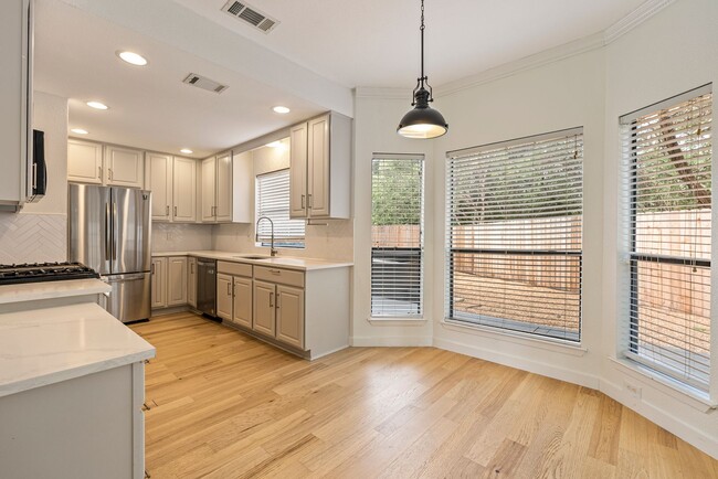 Building Photo - Stunning 2 bedrooms, 2.5 bathrooms home in...