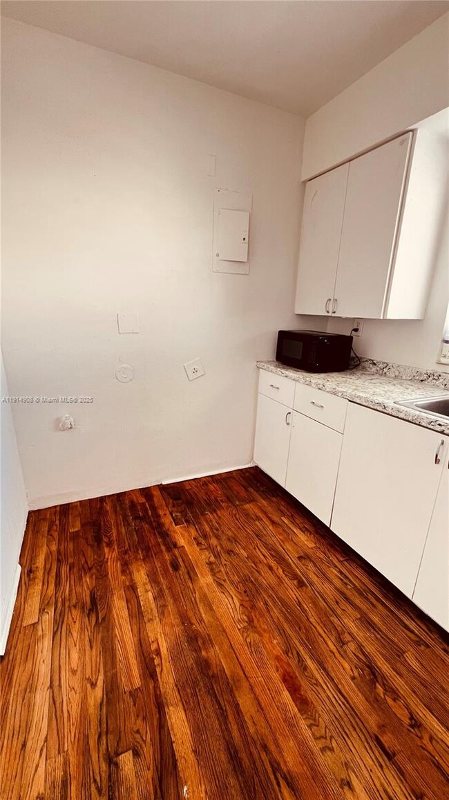 Building Photo - 1845 Bay Rd