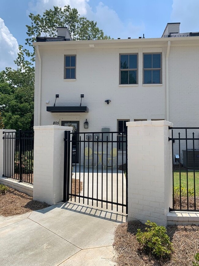 Foto del edificio - Like New Colonial Style Townhome close to Downtown Opelika