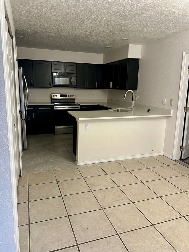 Foto del edificio - **MOVE IN READY** Beautiful Three-Bedroom ...