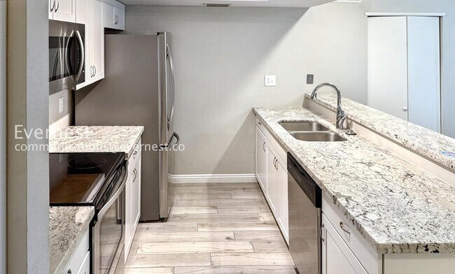 Foto del edificio - 1920 W Lindner Ave