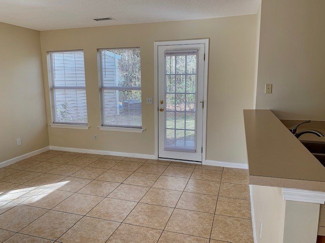 Foto del edificio - END-UNIT TOWNHOUSE FOR RENT - THE FARM