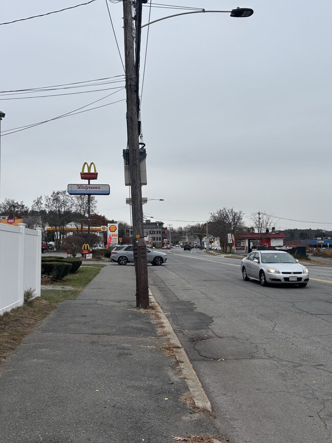 Building Photo - 554 Main St