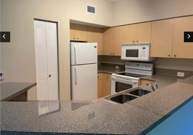 Building Photo - 250 Crestwood Cir