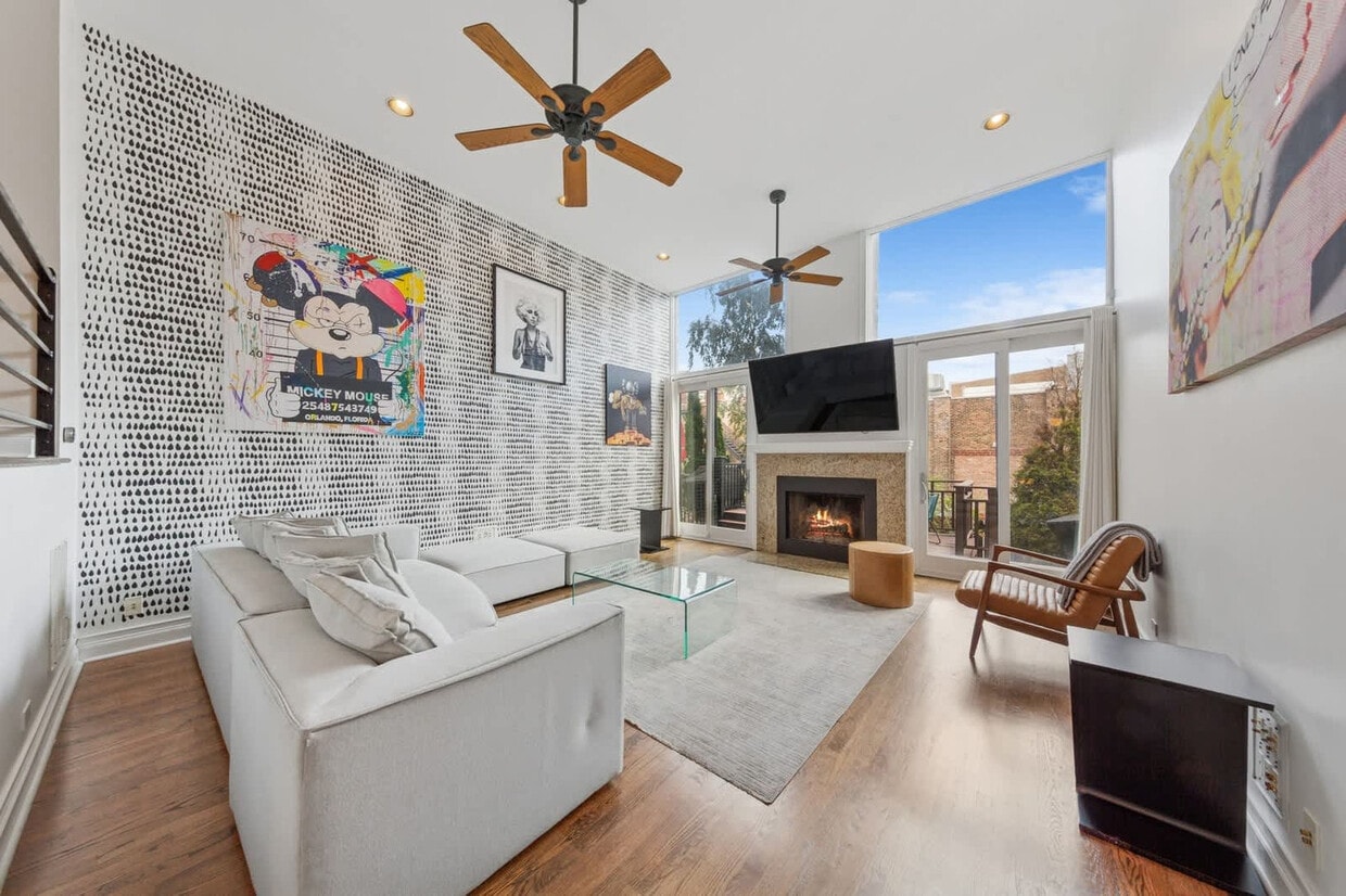 Primary Photo - 657 N Carpenter St