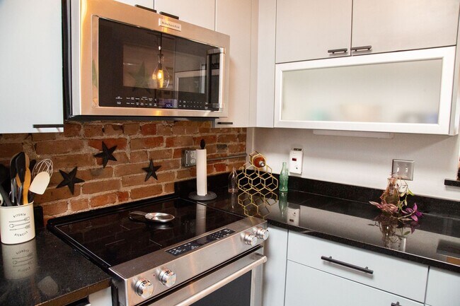 Foto del edificio - Chic 1-Bedroom Condo in North Capitol Hill...