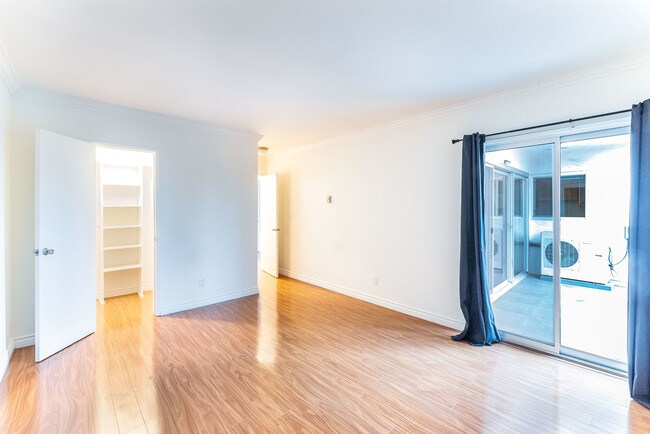 Building Photo - 8919 Harratt St