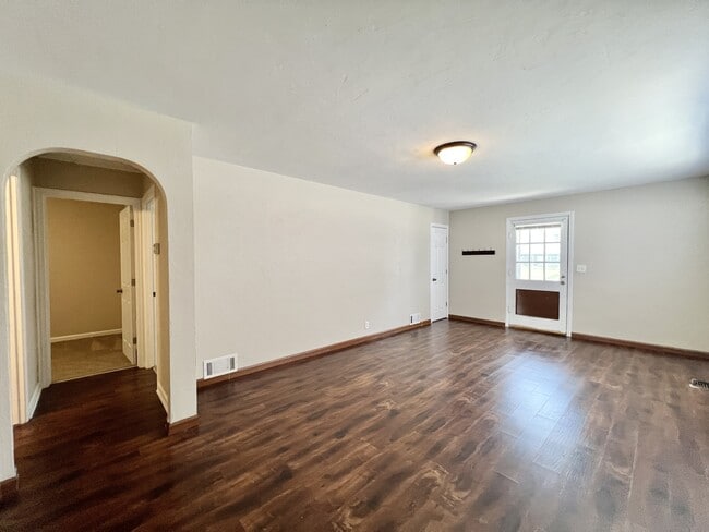 Building Photo - 1425 Sharon St