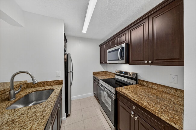 Building Photo - 913 Meadows Cir