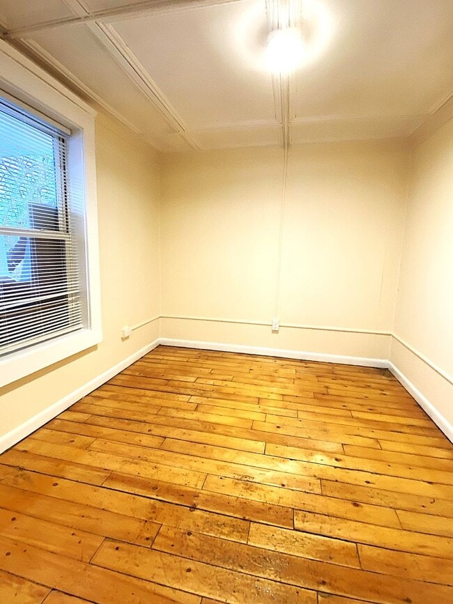 Building Photo - 47 1/2 Willow St