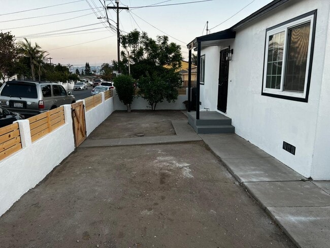 Building Photo - 2264 Smythe Ave
