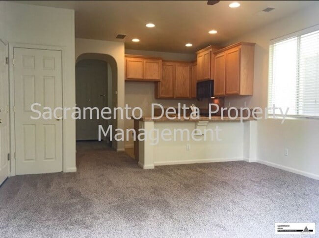 Building Photo - Adorable 2 bedroom 2.5 bath home