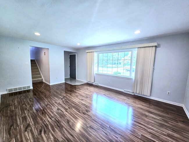 Main Level- Living Room 18.11x13.2 - 172 Lincoln Hill Dr