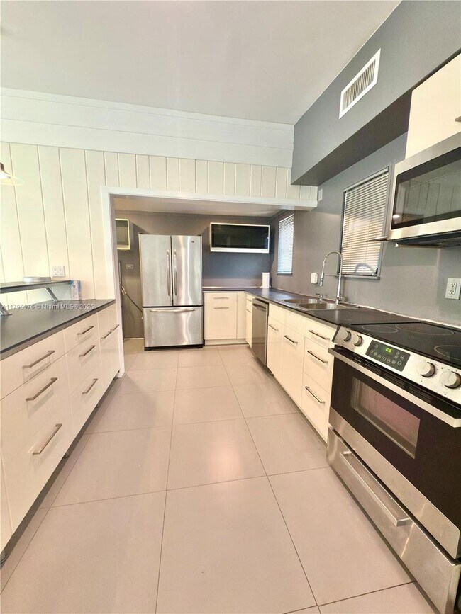 Foto del edificio - 1165 NE 128th St