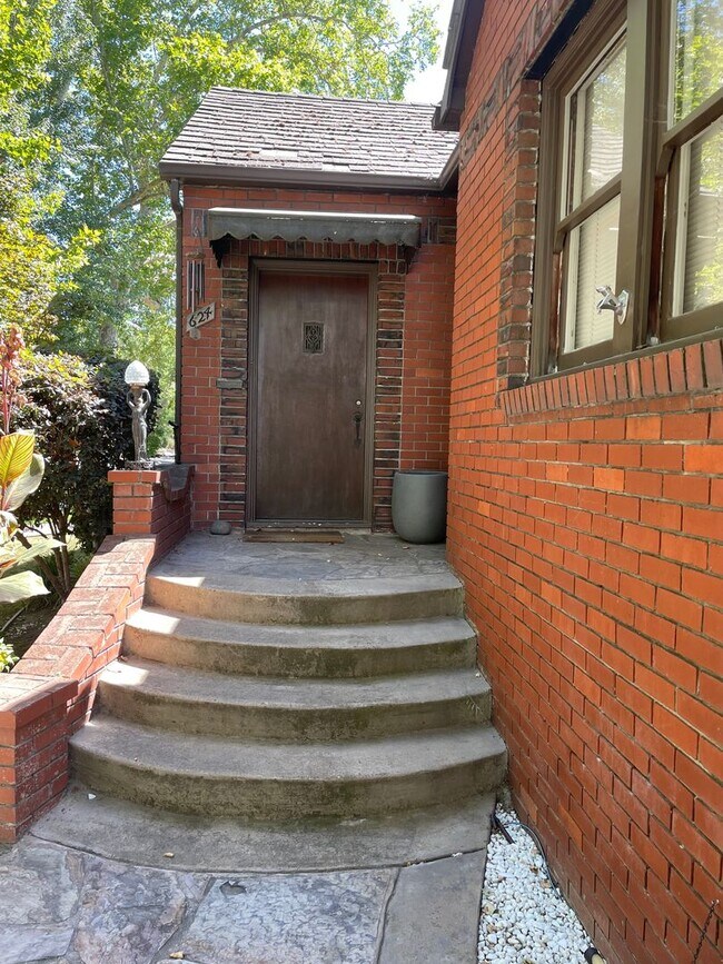 Foto del edificio - 6 Month Lease on a Two-Bedroom 1 Bathroom East Sacramento Home