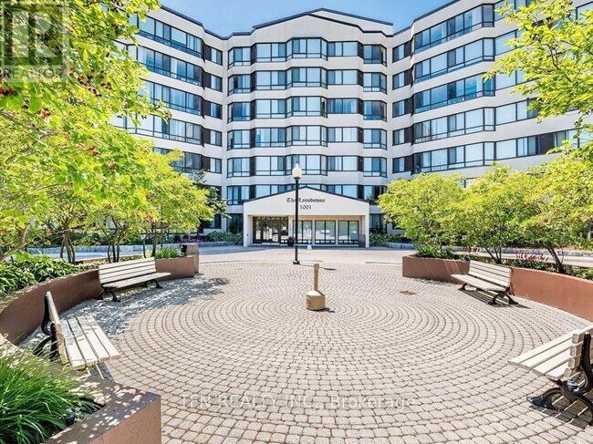 Photo du bâtiment - 1001 Cedarglen Gate