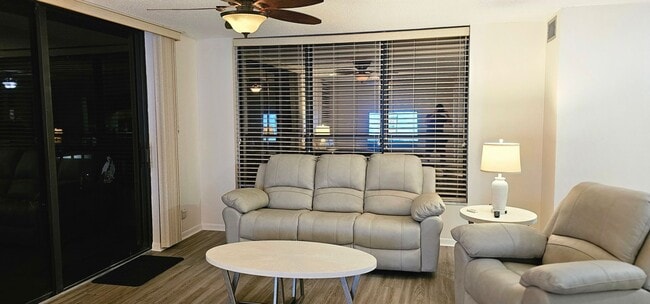 Building Photo - Riverfront Community Resort Style 2/2 Condo