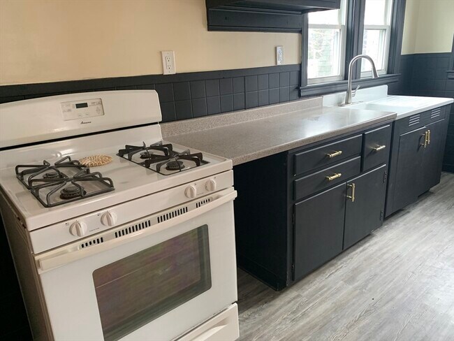 Foto del edificio - 108 Elmwood Ave