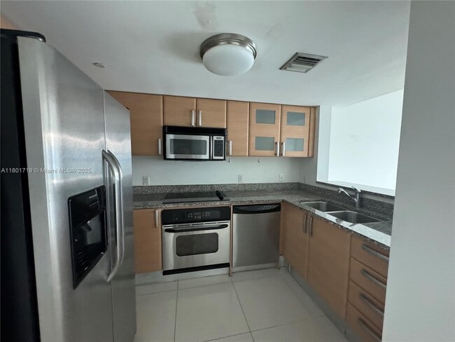 Building Photo - 2101 Brickell Ave