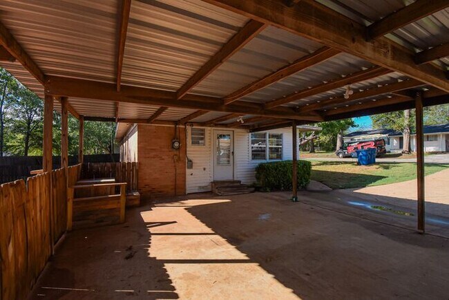 Foto del edificio - Tour Today! Charming 3 bedroom 2 bath Rent...