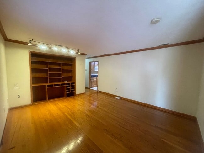 Building Photo - Large Home for rent in Kingsport