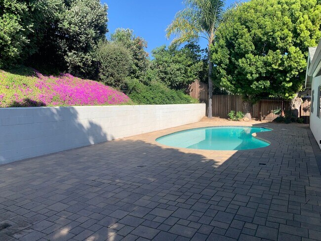 Foto del edificio - Pool Home with Fireplace & 2-Car Garage