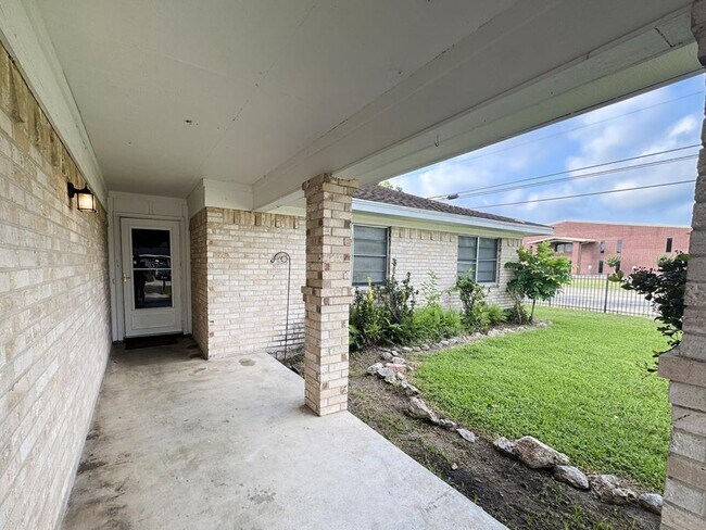Foto del edificio - 102 Tanglewood Dr