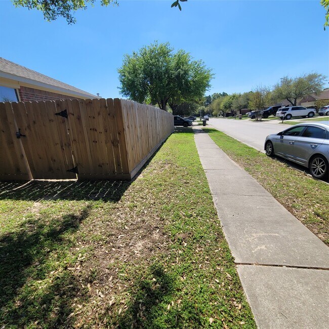 Foto del edificio - 2402 Montana Blue Dr