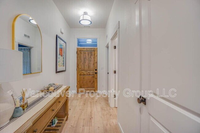 Building Photo - 737 SE 38th St