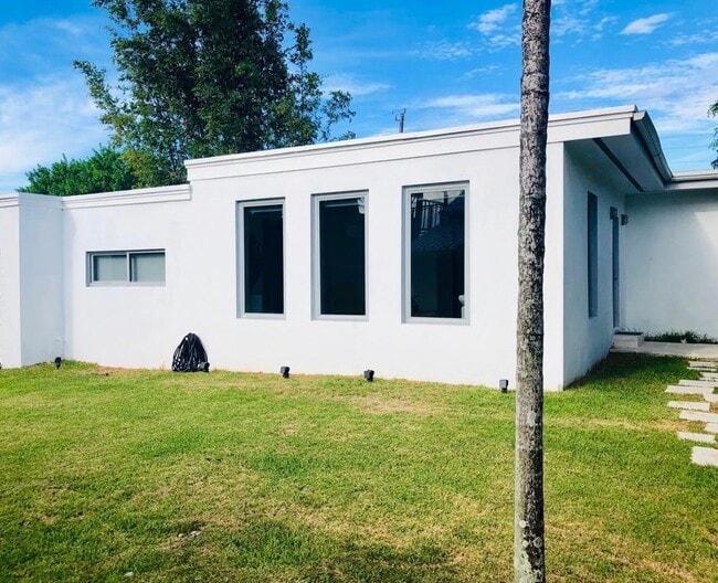 Building Photo - 7537 W Treasure Dr