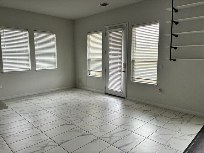 Building Photo - Elegant 6 BR 5 BA Home with Modern Amenities