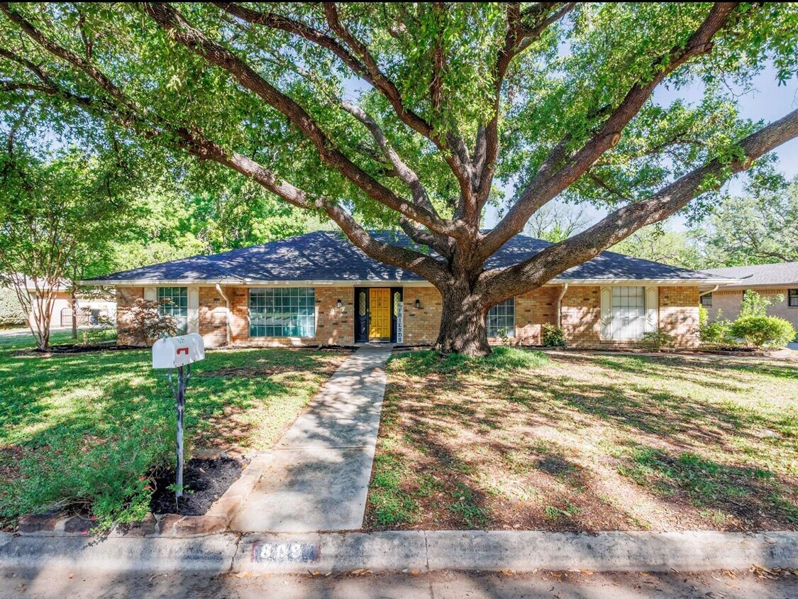 Foto principal - 3 Bed 2.5 Bath Home | Garage | Beautiful C...