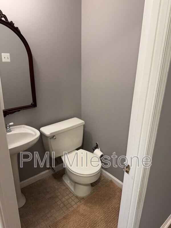 Building Photo - 749 Azalea Dr