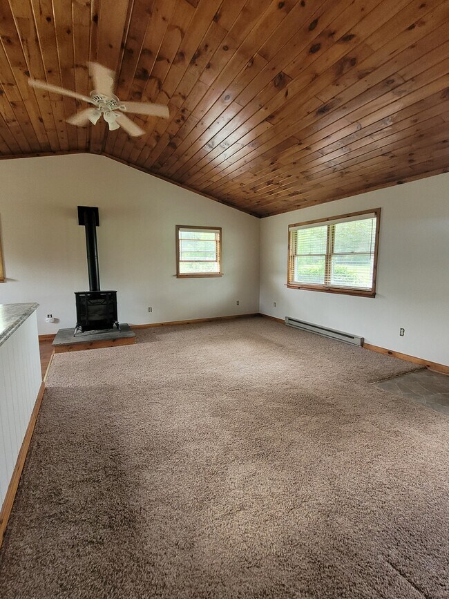 Living Room with gas fireplace - 384 White Store Rd