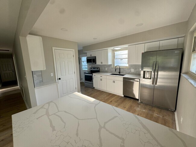 Building Photo - 1154 W 37th St