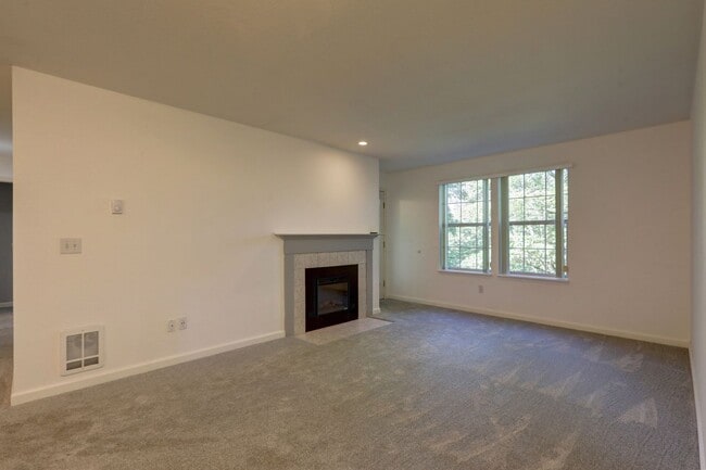 Building Photo - Charming Updated 2 Bedroom 2 Bathroom Bellevue Condo