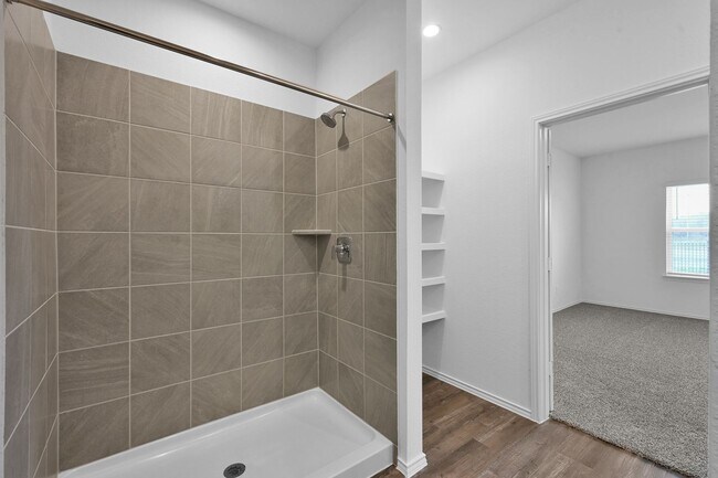 Foto del edificio - Never lived in 4 bed 3 bath with water views