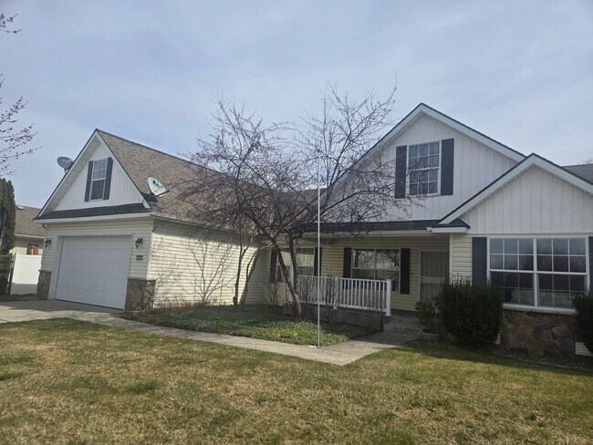 Foto del edificio - Spacious 3-Bedroom Home with Large Lot, Greenhouse & Bonus Room – The Landings